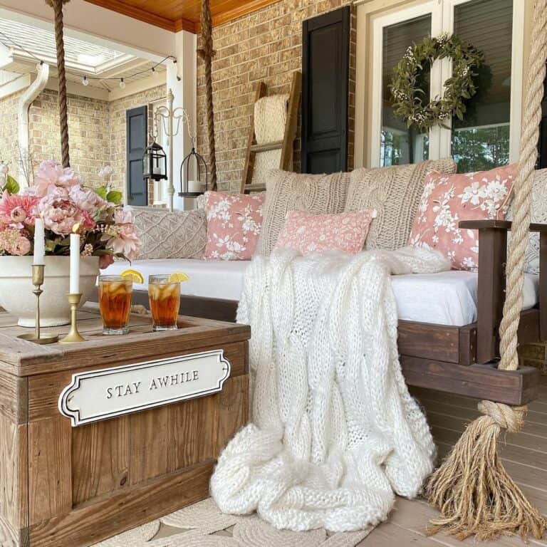 Welcoming Porch Décor Ideas With Pink Accents