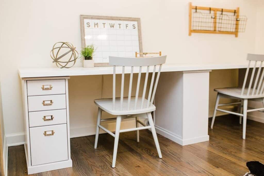 White Desk With Modern Décor