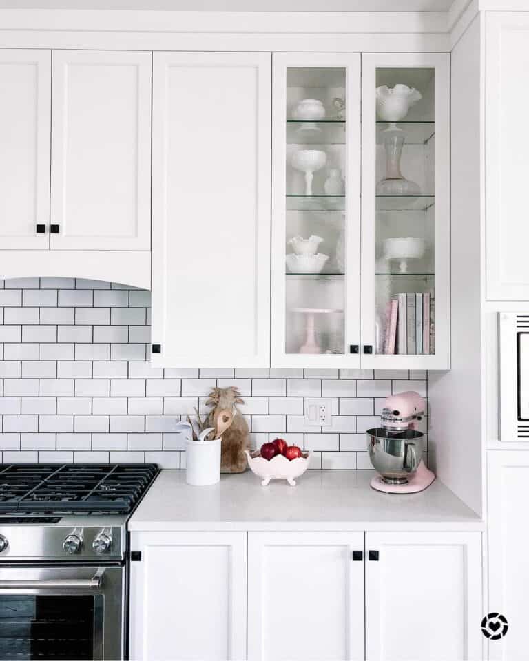 White Kitchen Backsplash With White Cabinets