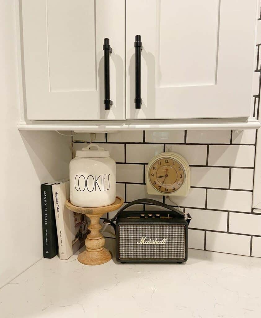 White Kitchen Corner Décor