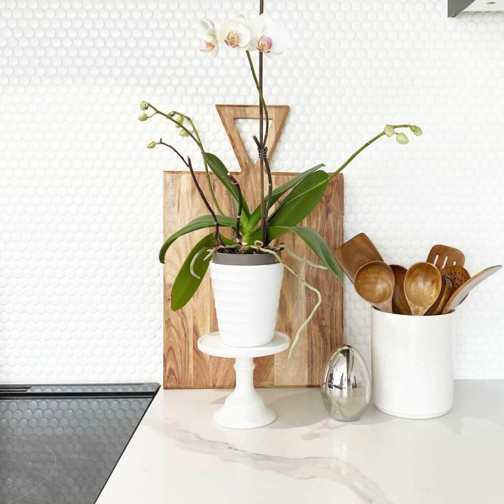 White Marble Countertop With Decorative Wood Cutting Board