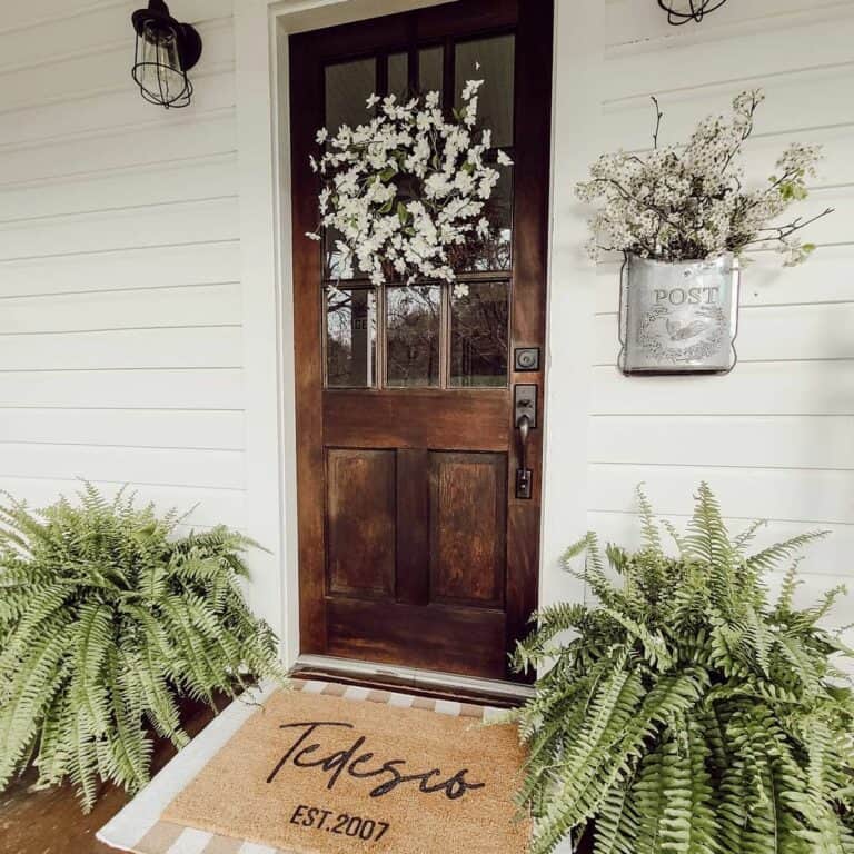 Woodsy Floral Décor Ideas for a Small Porch