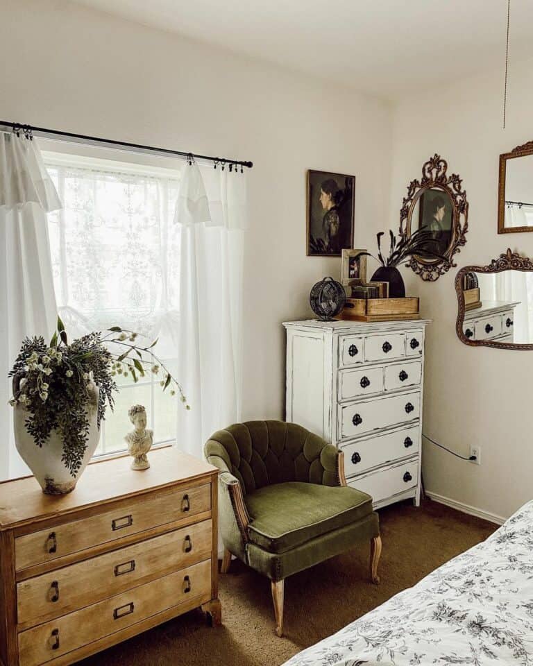 Antique Furniture Displays for a Small Bedroom
