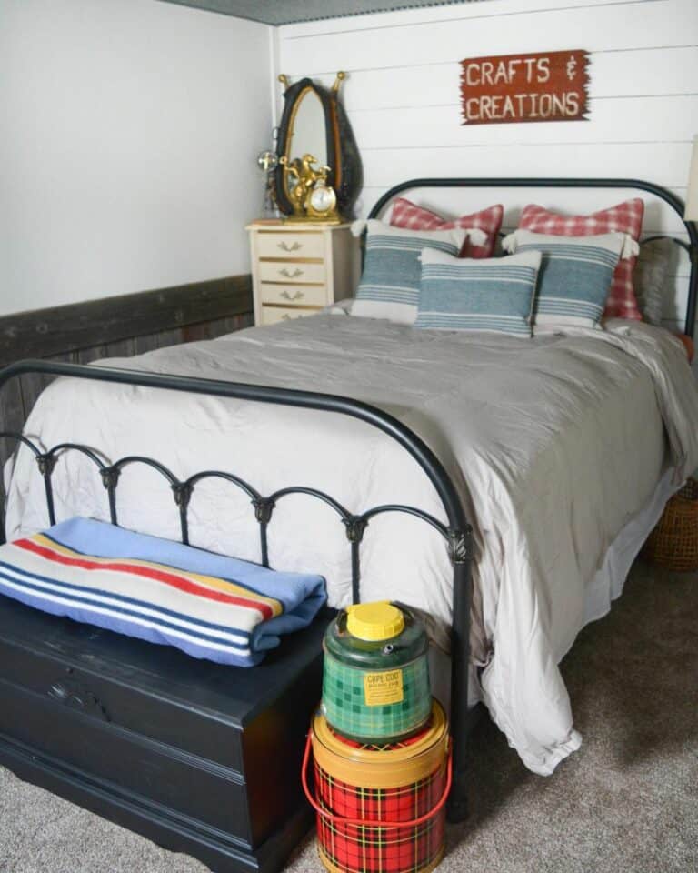 Black Metal Bed With Colorful Bedroom Décor