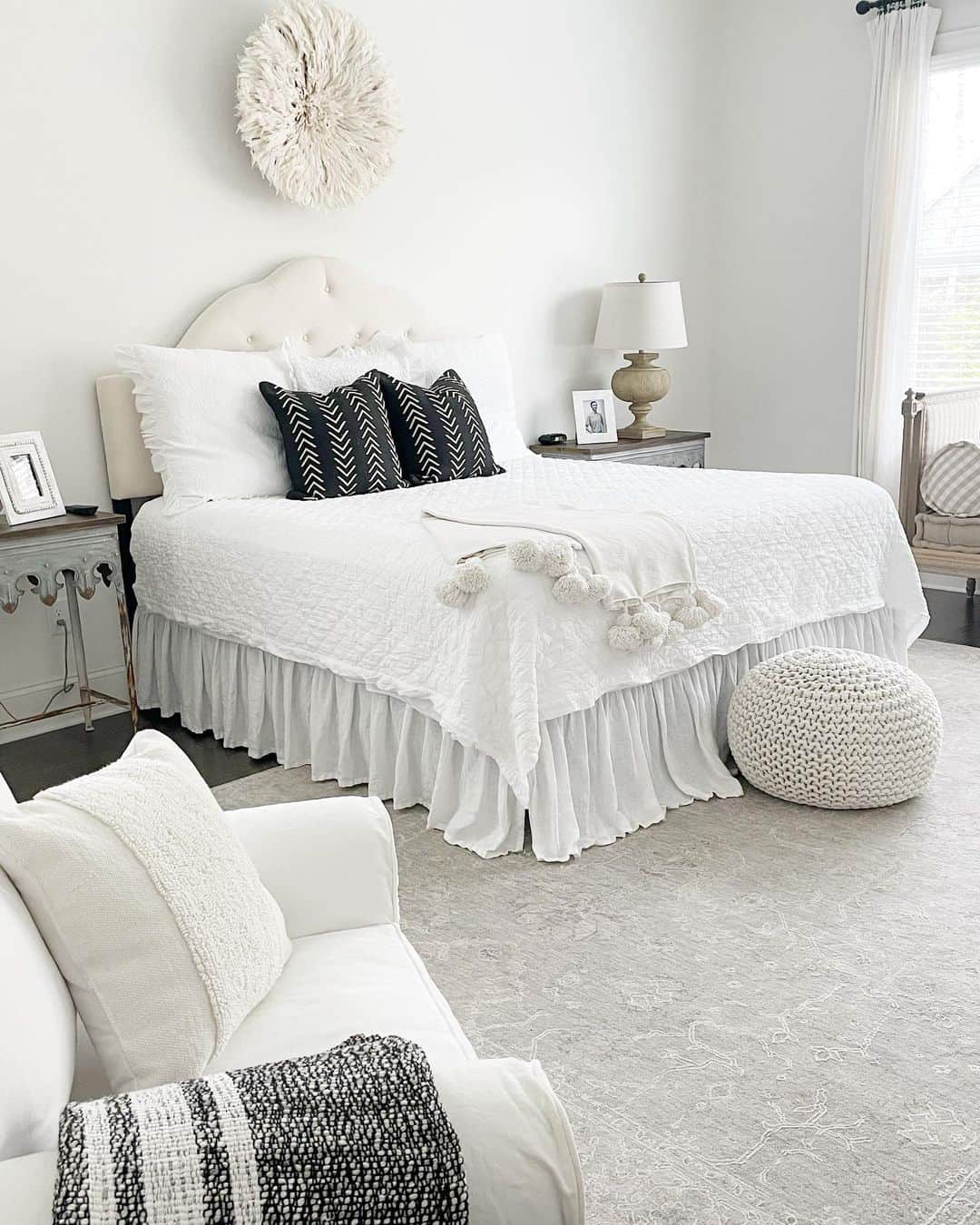 Black And White Decorated Bedroom