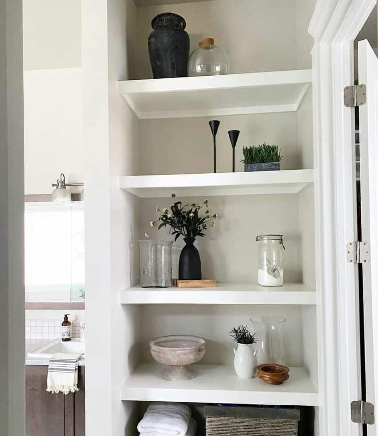 Black and White Décor for Bathroom Shelves