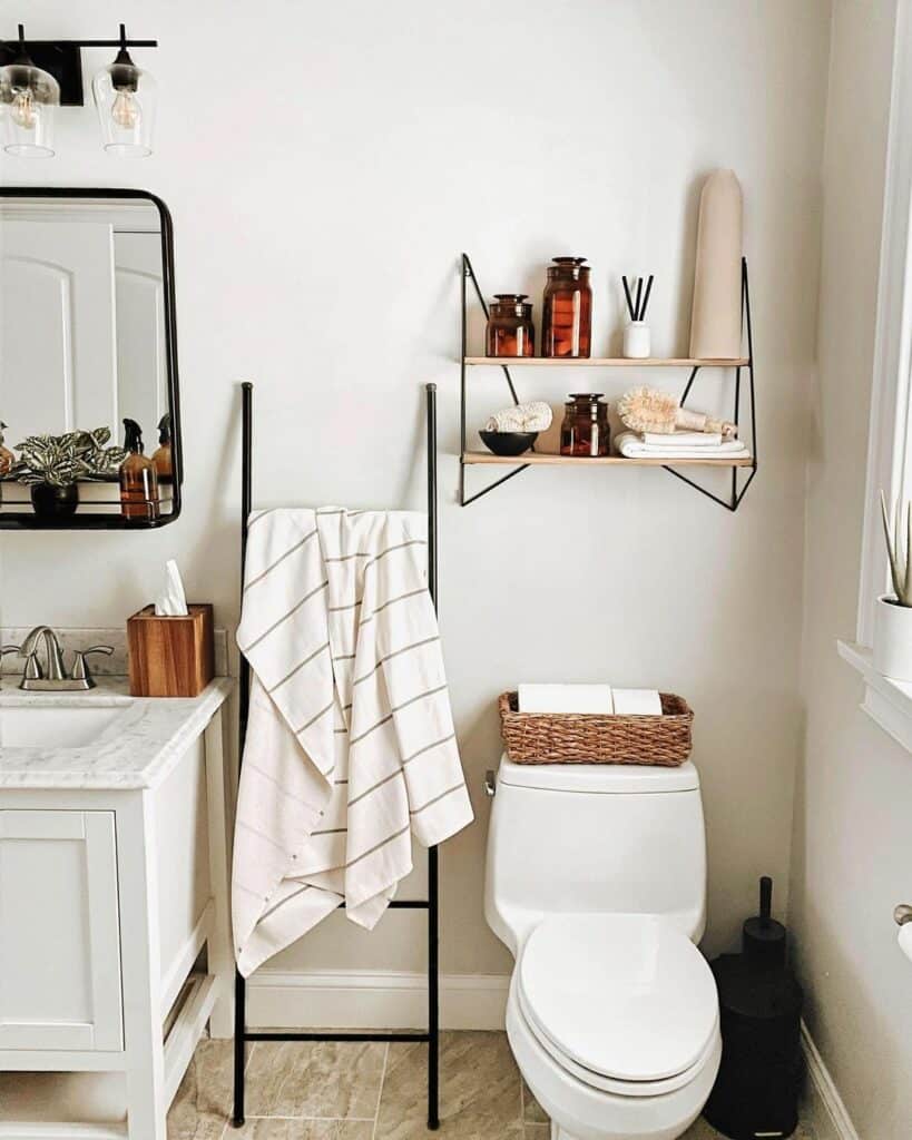 Charming Bathroom Décor With Towel Ladder