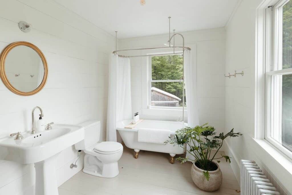Clawfoot Bathtub With Wrap Around Curtain