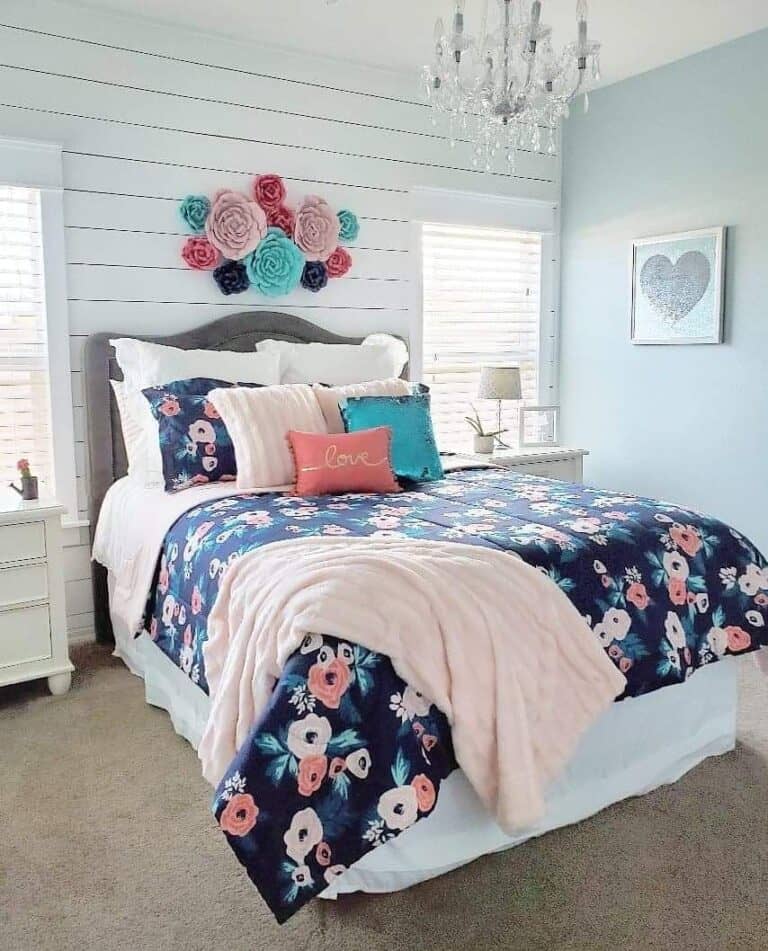 Colourful Wall Décor and Complementary Bedding