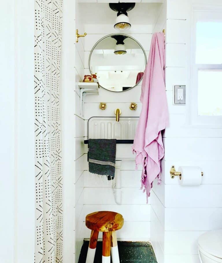 Compact Alcove With a Wall Mounted Sink