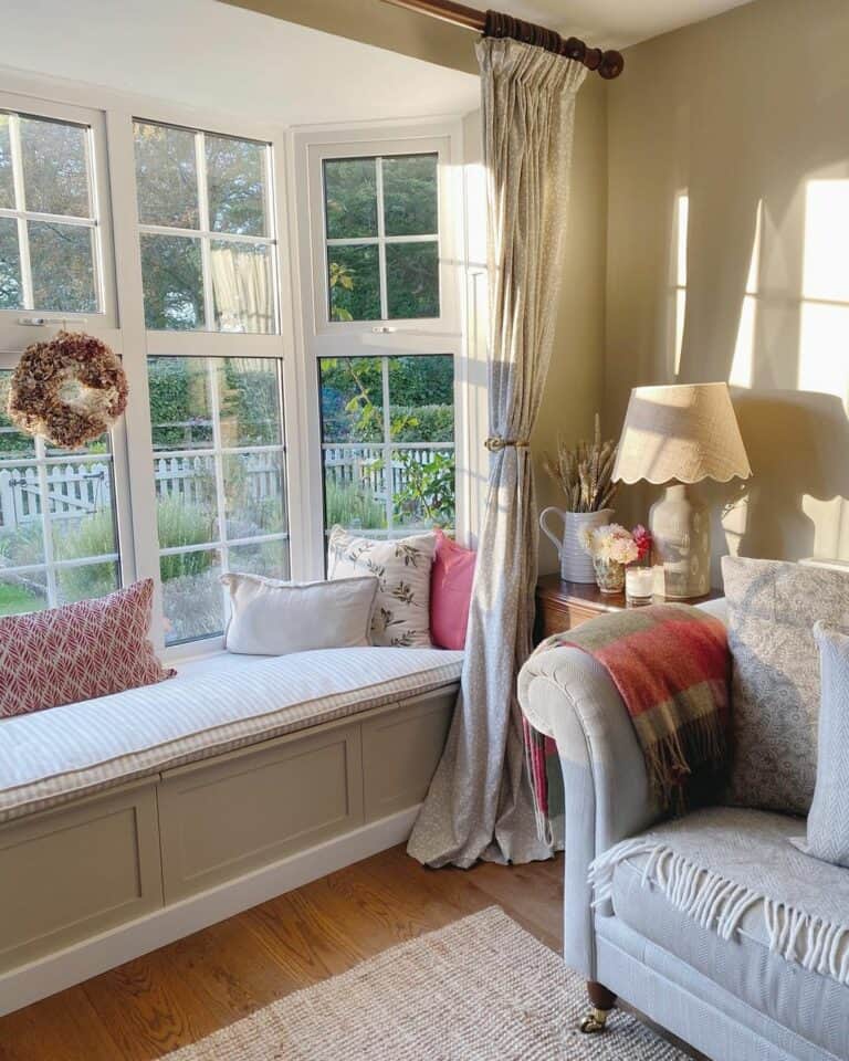 Cottage-style Bay Window Seat