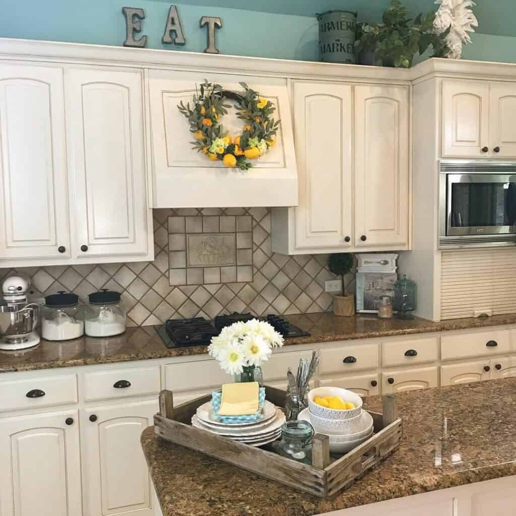 24 Dreamy Examples of Cream Kitchen