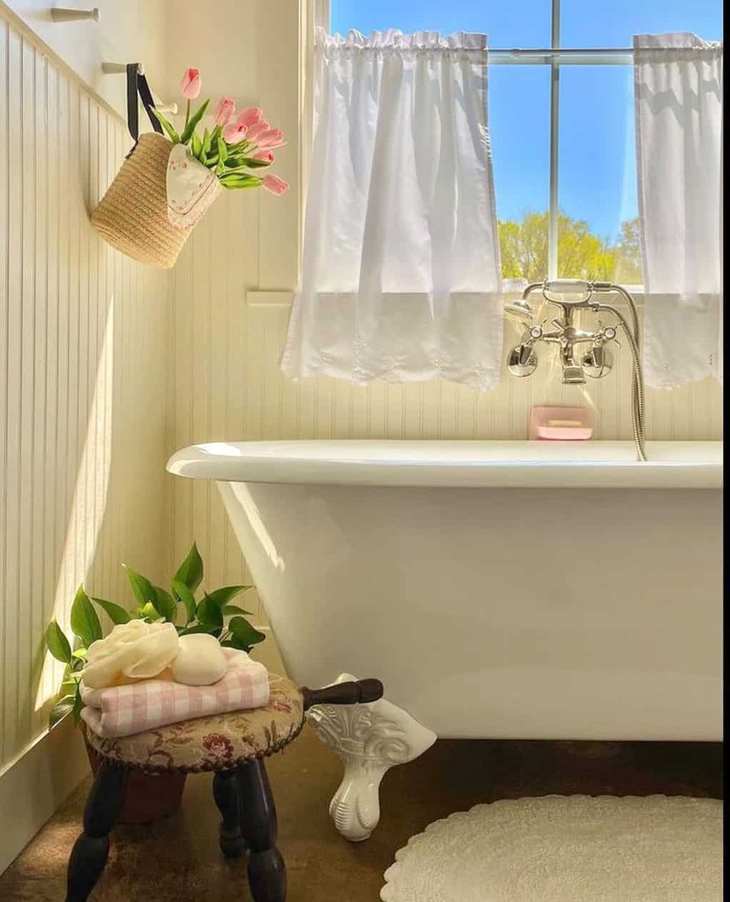 29 Small Bathroom Wainscoting Ideas for a Luxurious Space