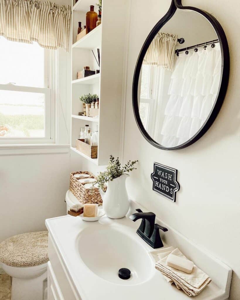 Farmhouse Décor for a Small Neutral Bathroom