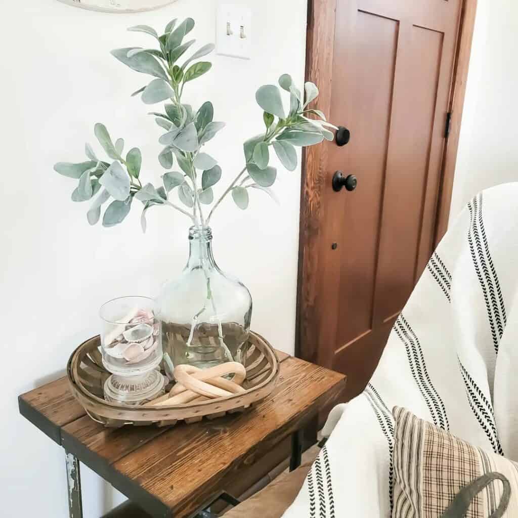 Farmhouse Living Room With Table Décor