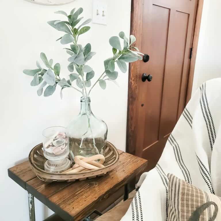 Farmhouse Living Room With Table Décor
