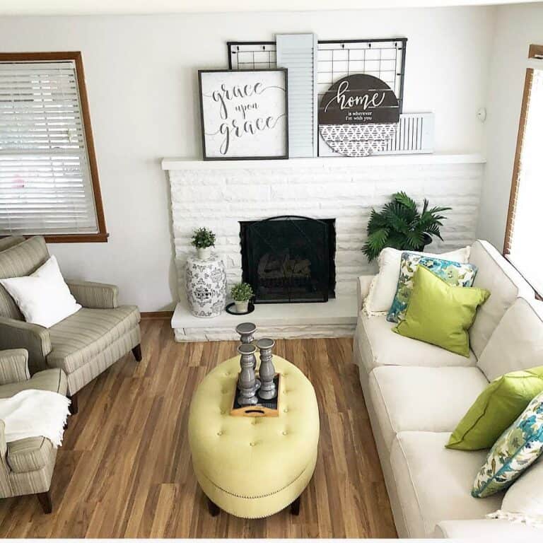 Farmhouse Living Room With Wall DÃ©cor