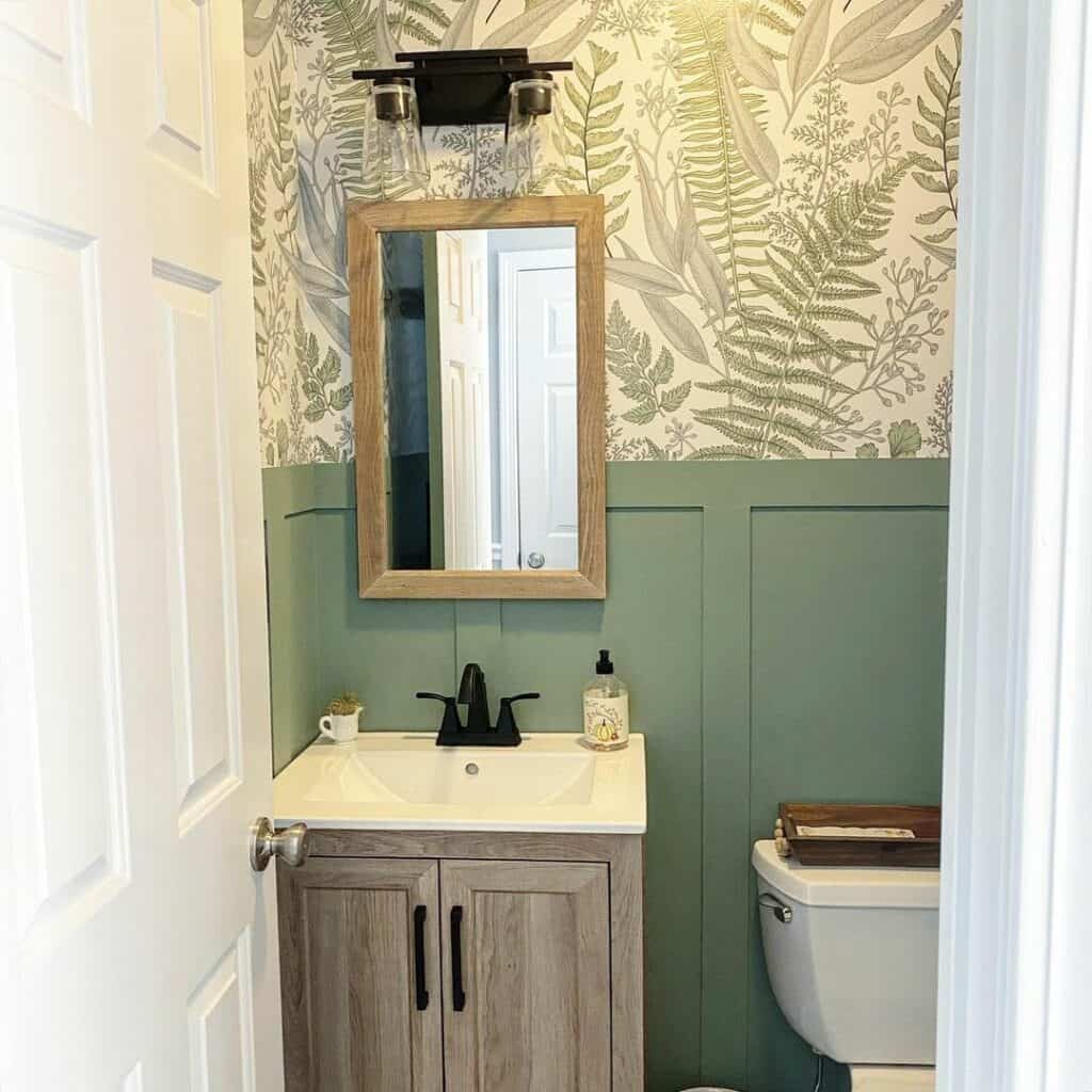 29 Small Bathroom Wainscoting Ideas for a Luxurious Space