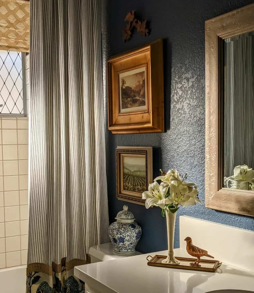 French Bathroom With Vintage Décor