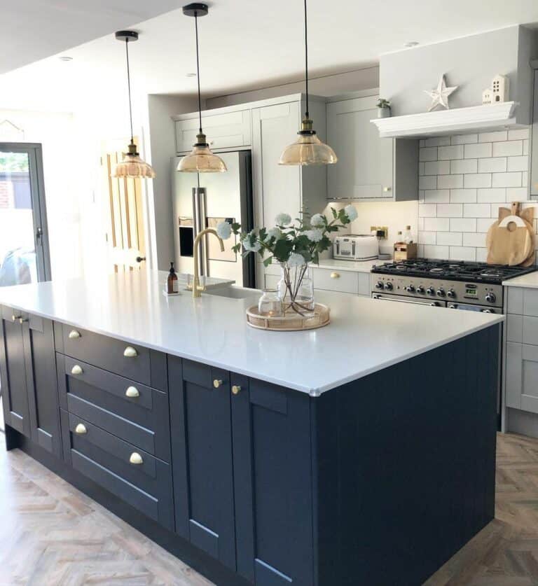 Gold and White: Colors That Go With Navy Blue