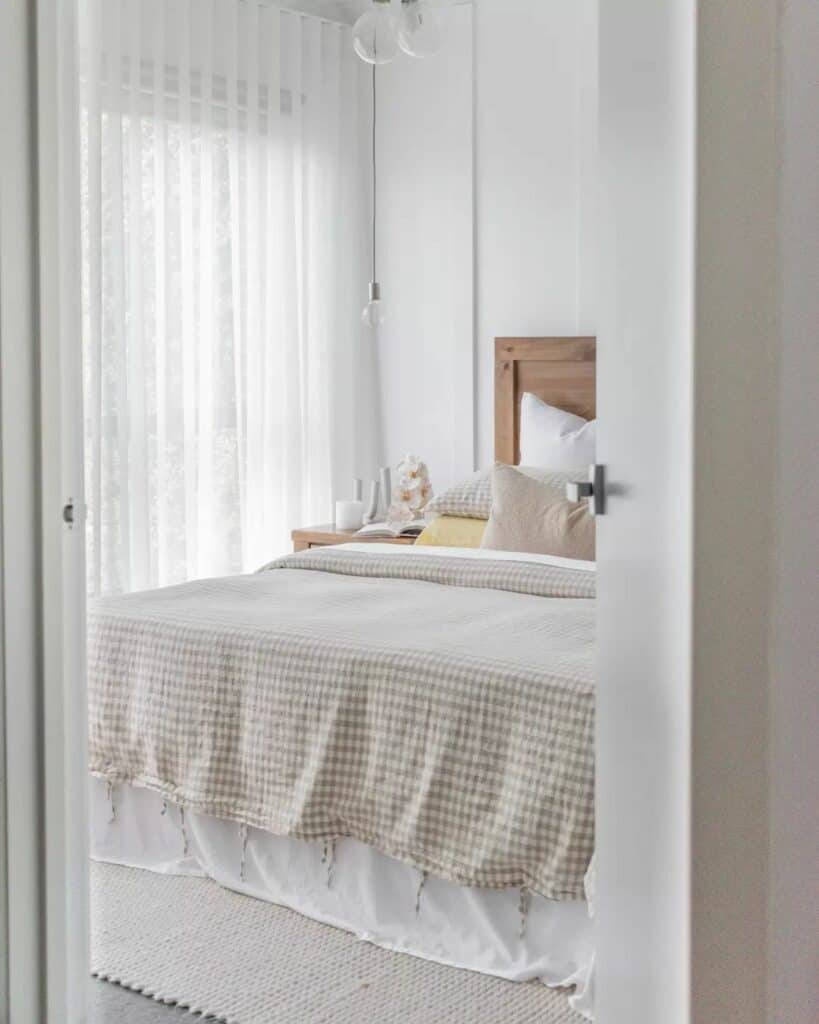 Hanging Lamps as Small Bedroom Décor Ideas