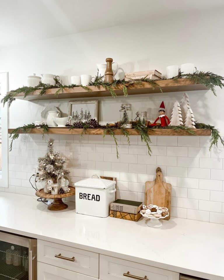 Holiday Kitchen Shelf Décor