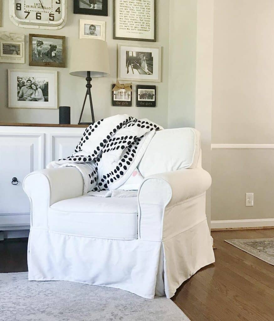 Home Decorations for a Monochrome Living Room