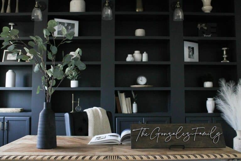 Masculine Office With Black and White Decorations