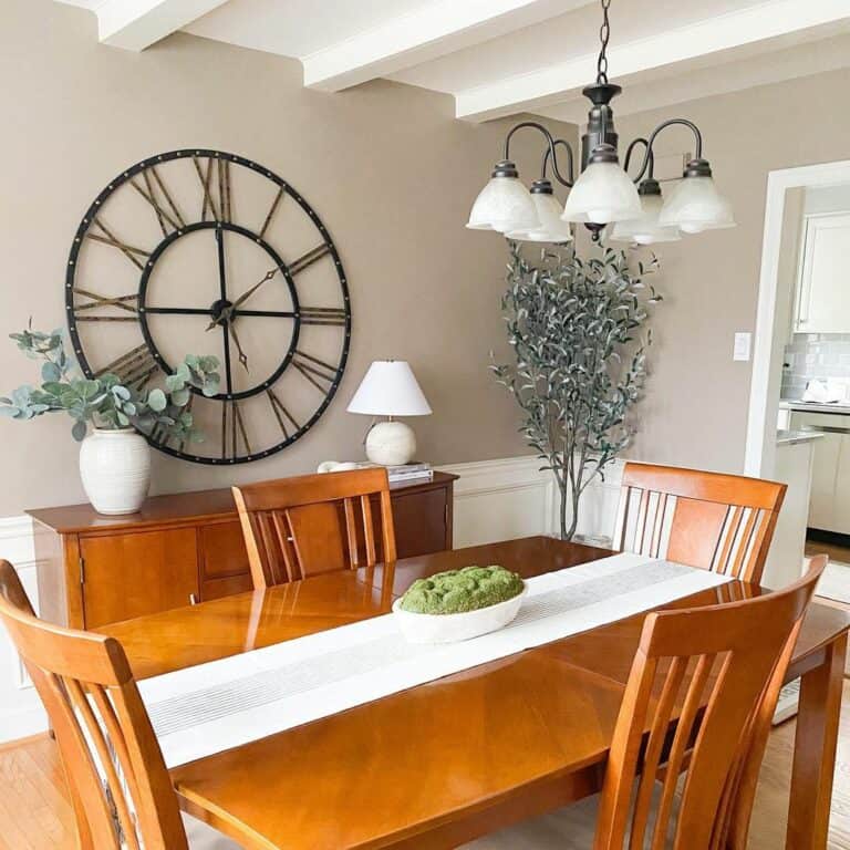 Minimalist Dining Room Décor With Farmhouse Style