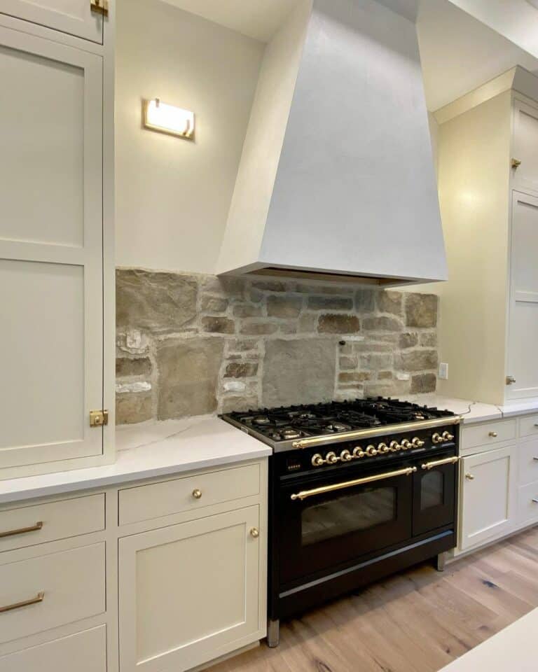 Modern Cream Kitchen Cabinets With Stone Backsplash