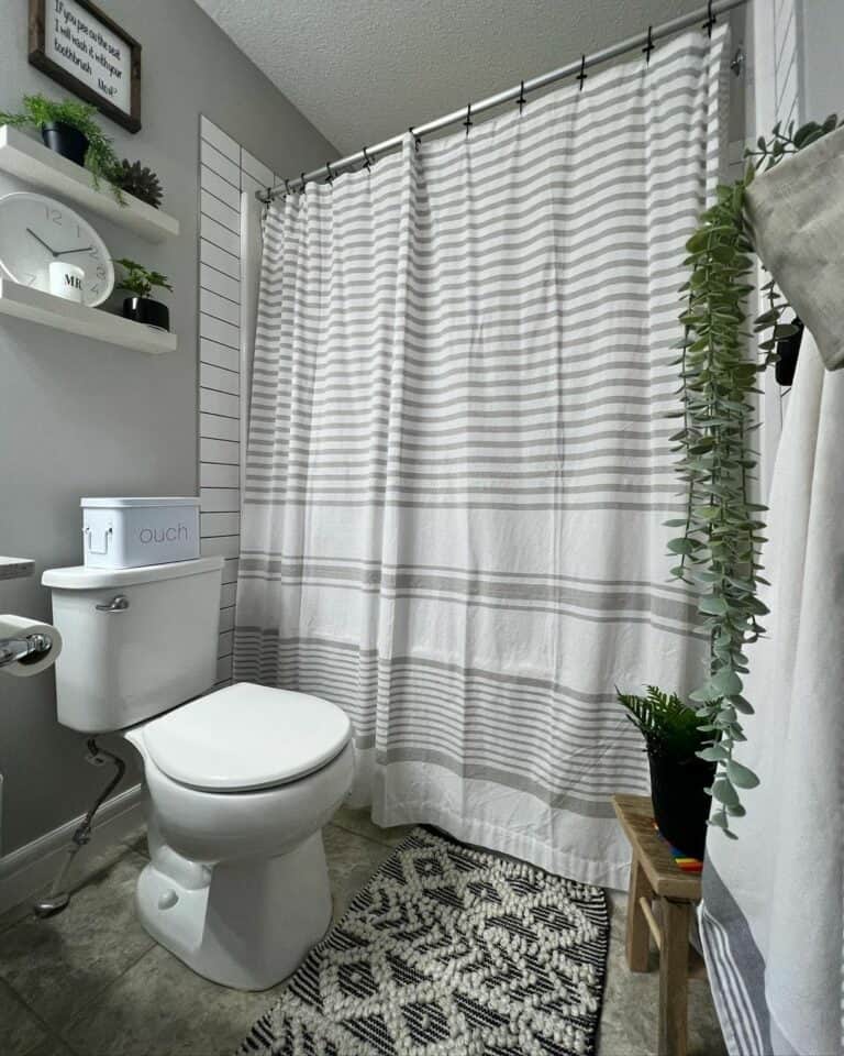 Modern Farmhouse Bathroom With Plant Décor