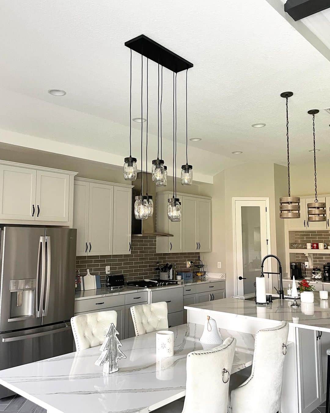 14 Modern Cream Kitchen Cabinets for a Cozy Design