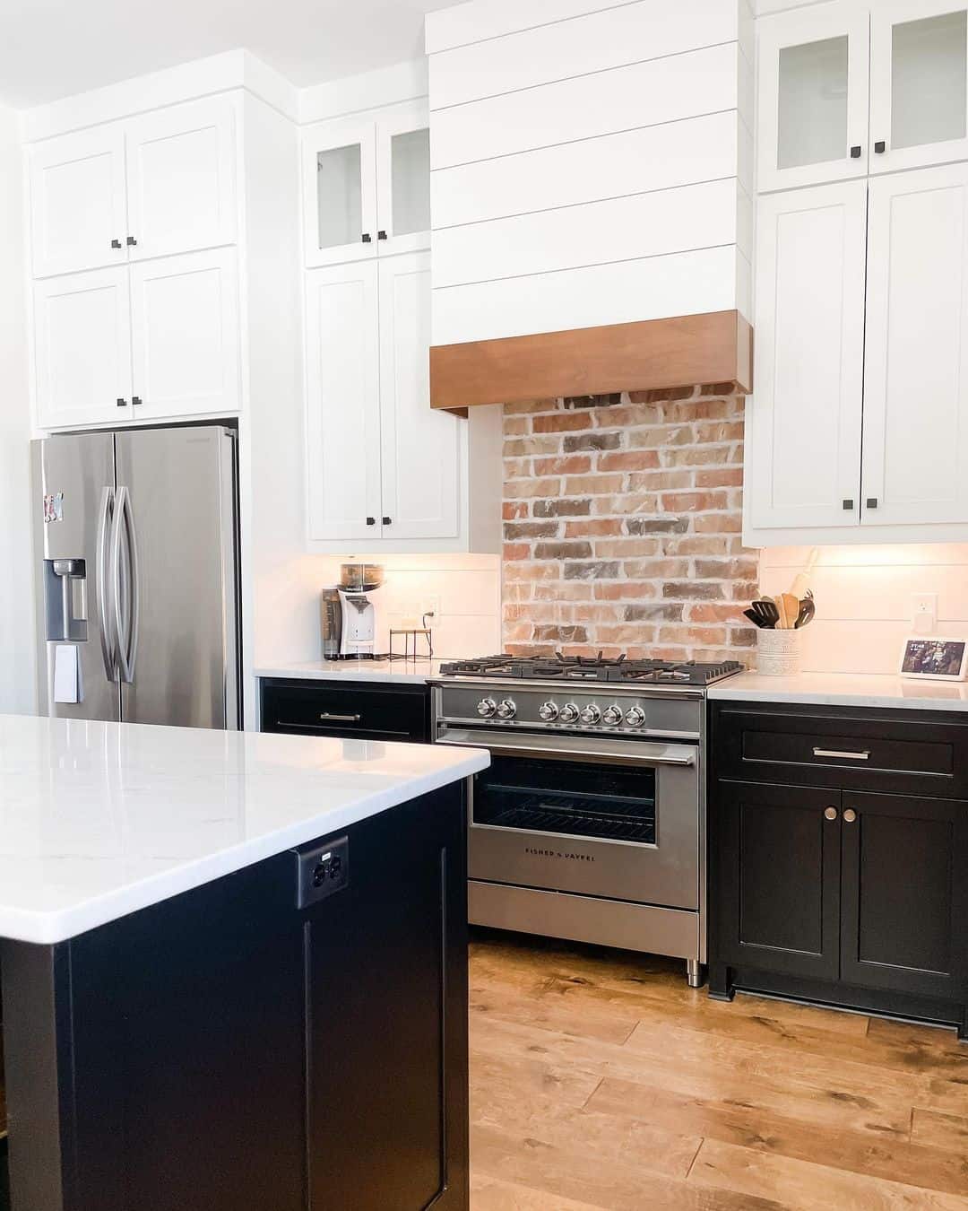 15 Chic Black and White Kitchen Cabinets for Added Style