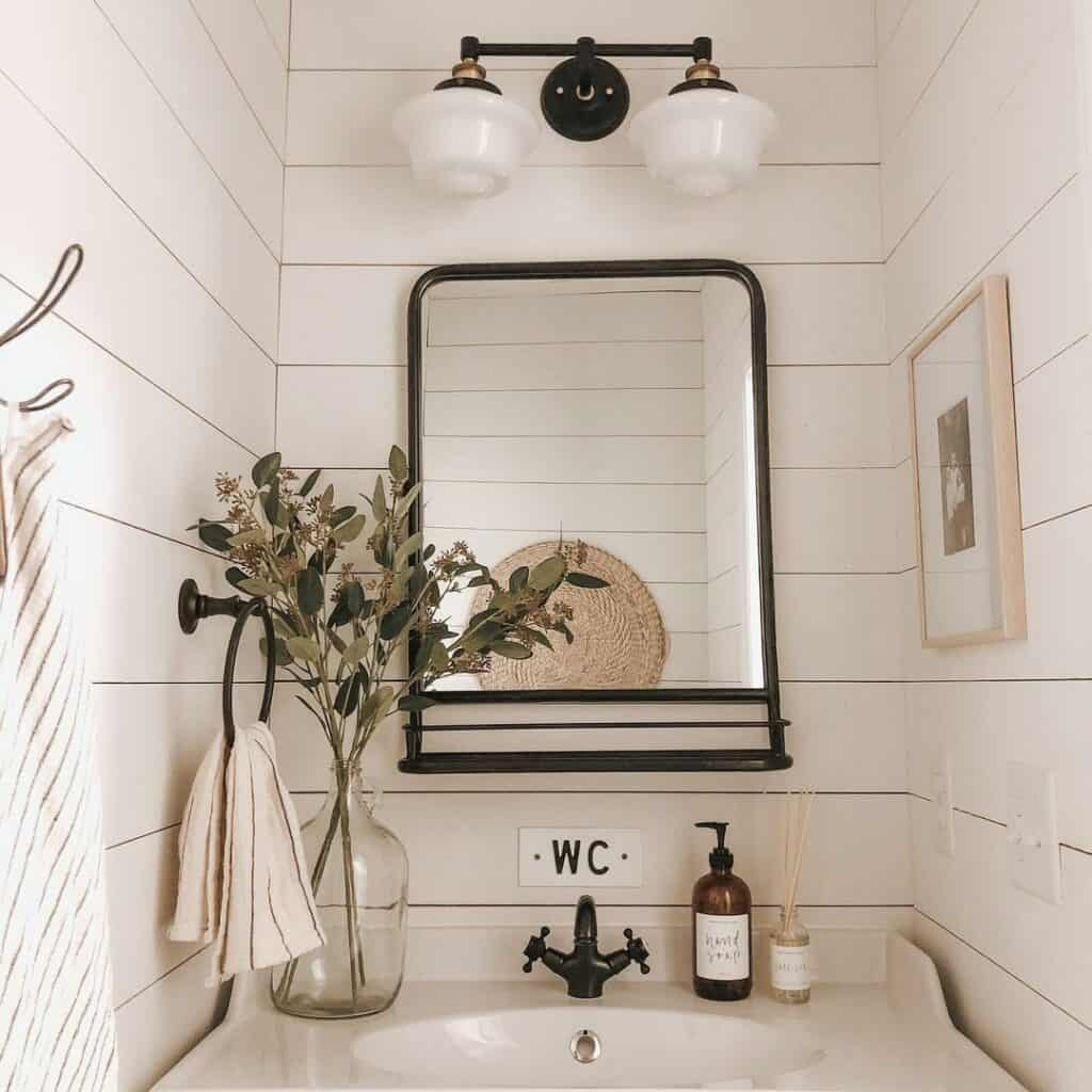 Nature-inspired Décor for a Small Guest Bathroom