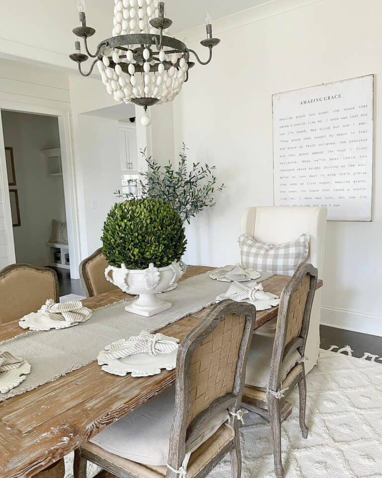 Neutral Farmhouse Dining Room Décor Ideas