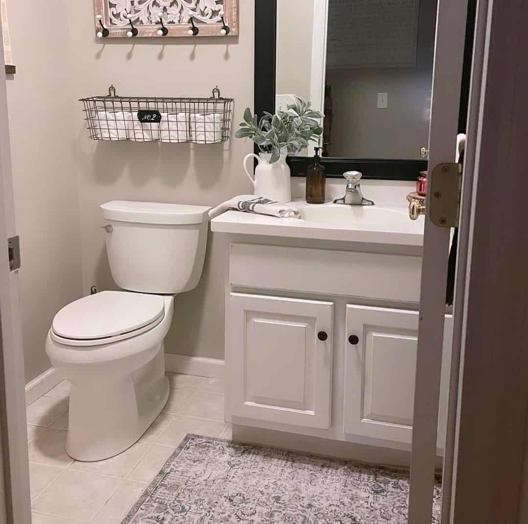 28 Easy Small Bathroom Décor Ideas That Pack a Punch