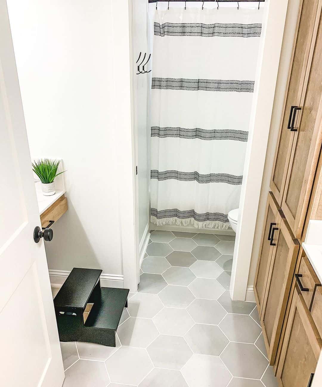 30 Small Bathroom Shower Curtain Ideas for a Refreshing Look