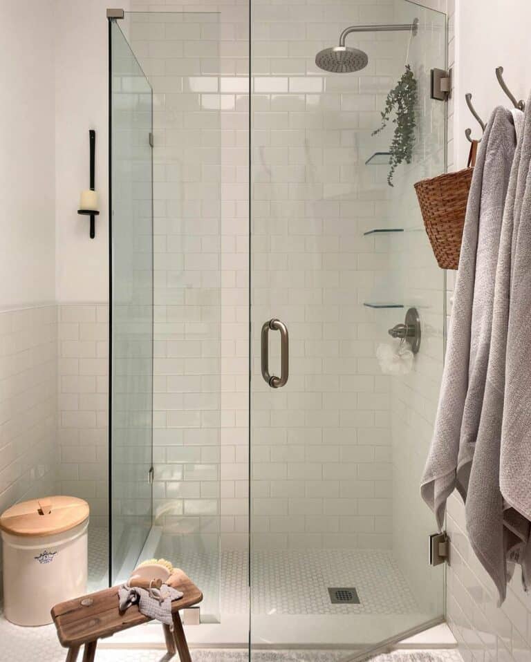 Pristine Farmhouse-style Shower