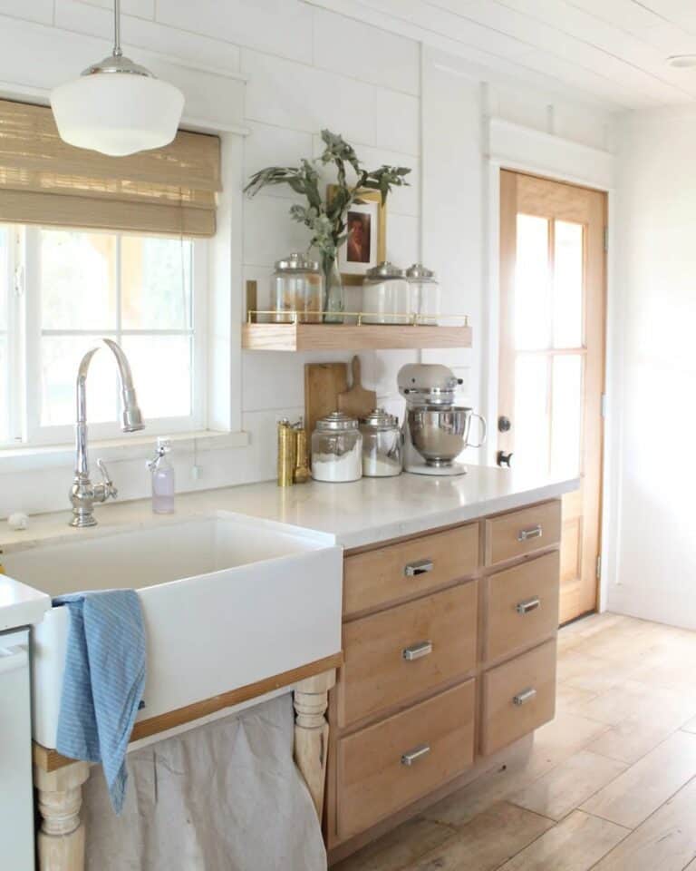 Simple Kitchen Décor With Wooden Shelves
