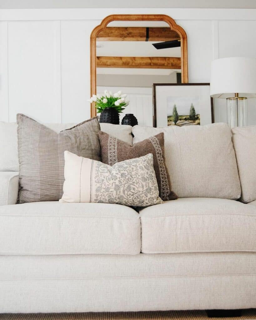 Simple Living Room Décor With Neutral Sofa