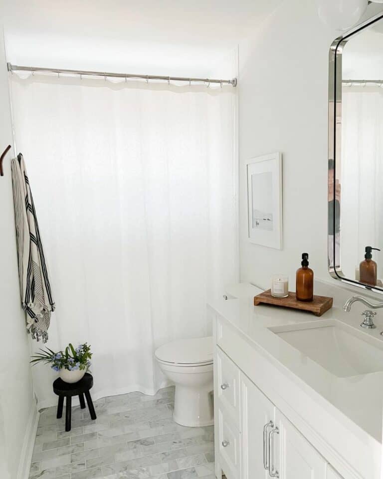 Simple White Shower Curtains for Modern White Bathrooms
