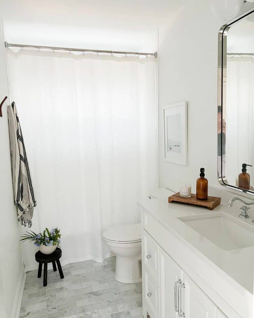 Simple White Shower Curtains for Modern White Bathrooms