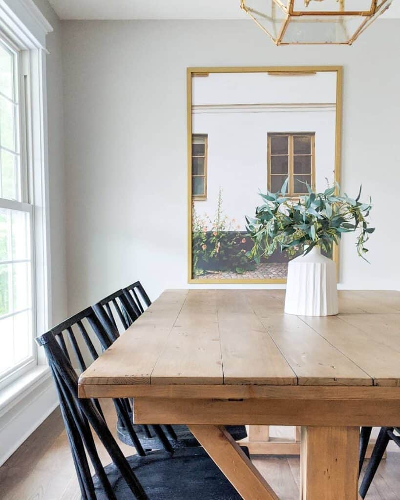 Simple and Inviting Dining Room Design