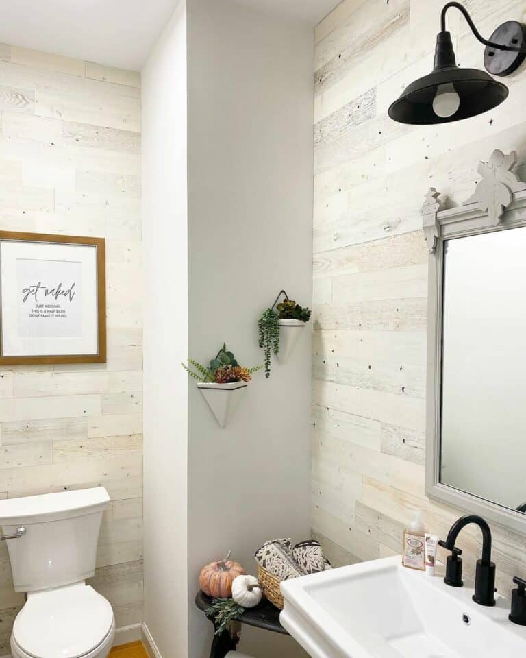 Small Farmhouse Bathroom With Rustic Fall Décor