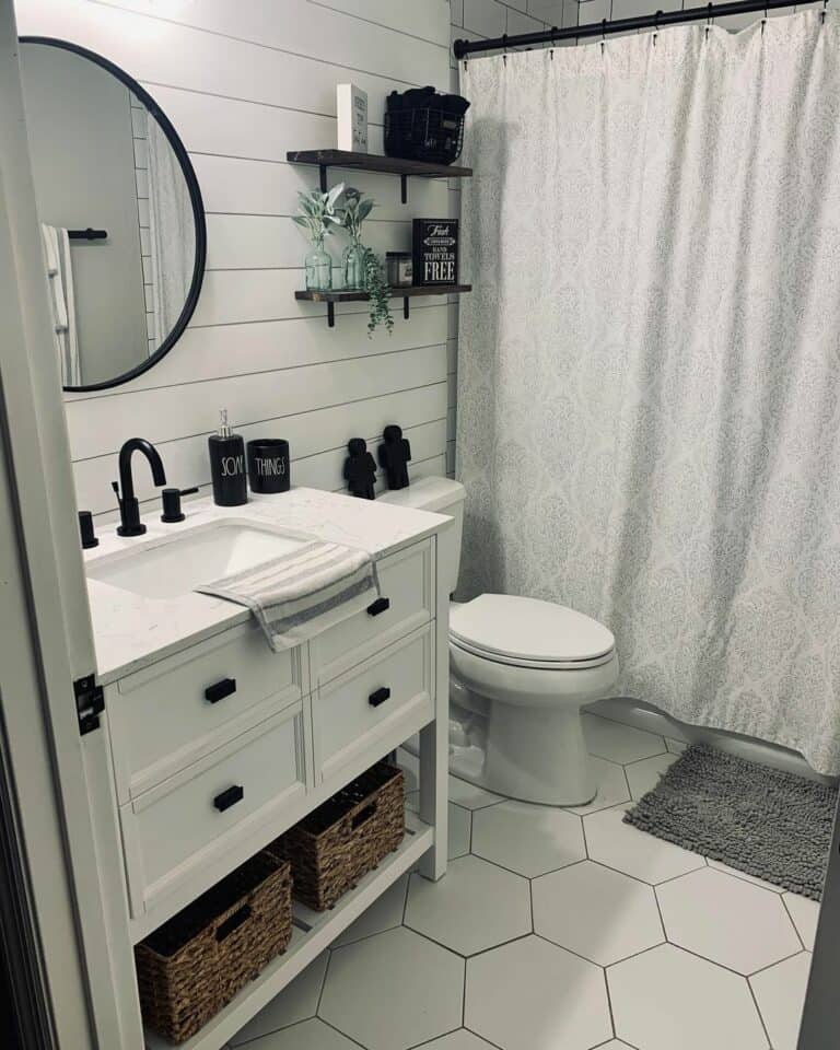 Small Farmhouse Bathroom With White Washstand