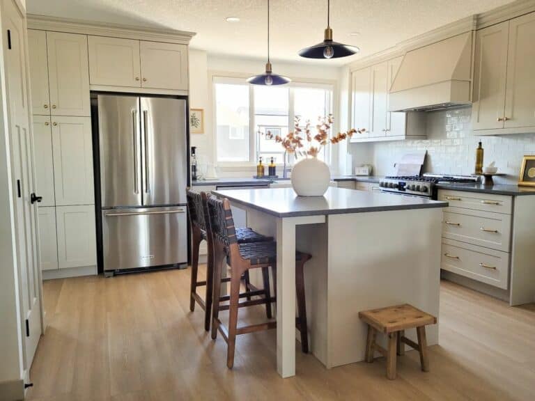 Traditional Farmhouse Kitchen With Cream Cabinets