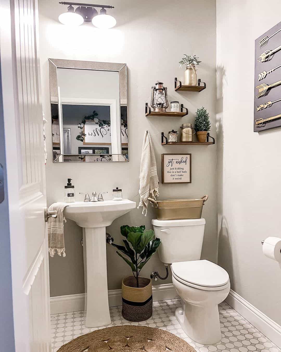 28 Easy Small Bathroom Décor Ideas That Pack a Punch