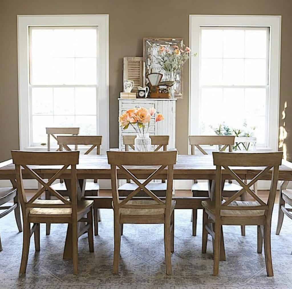 Warm Dining Room With Pale Orange Flowers
