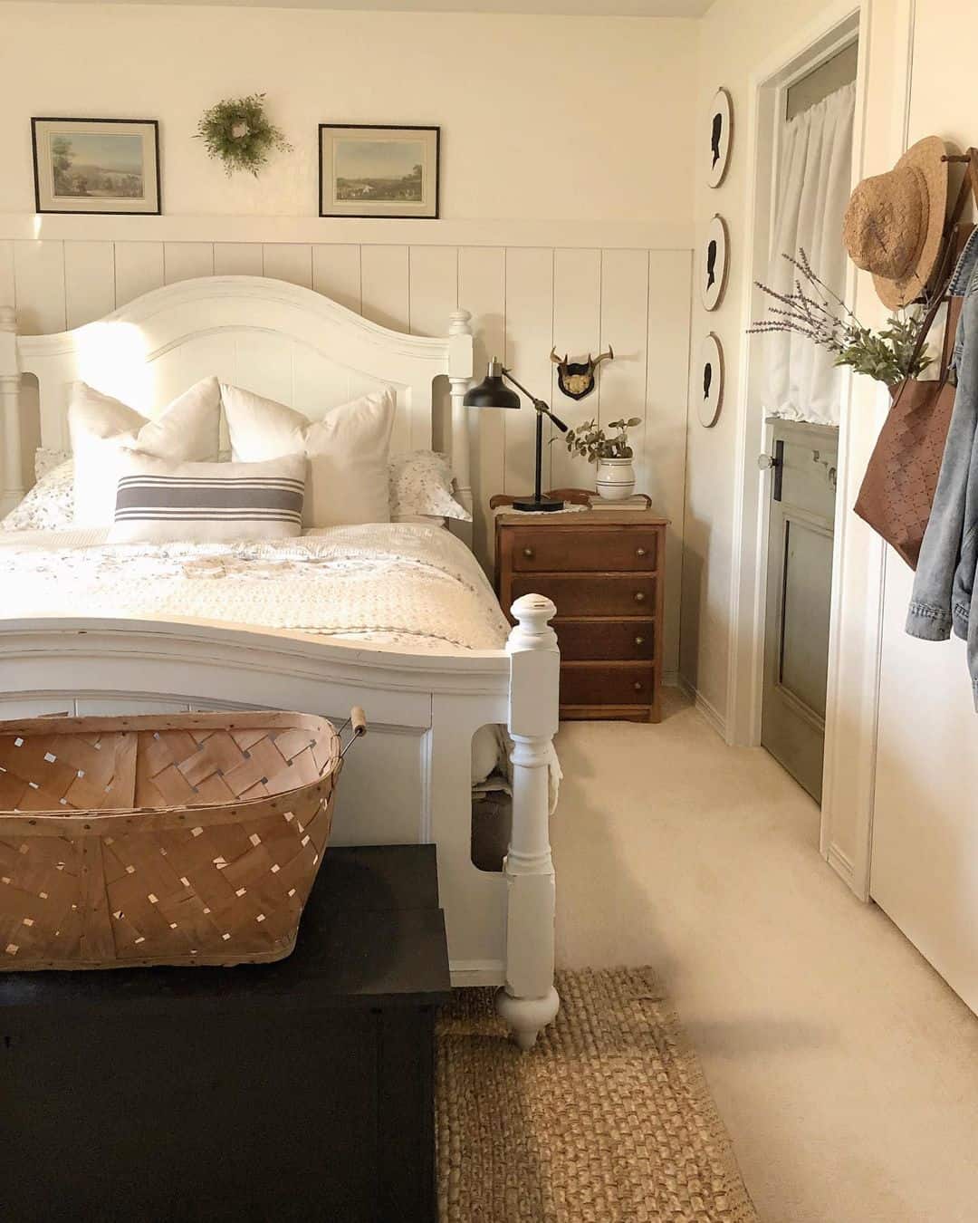 29 White Bedroom Ideas To Refresh Your Sleeping Space
