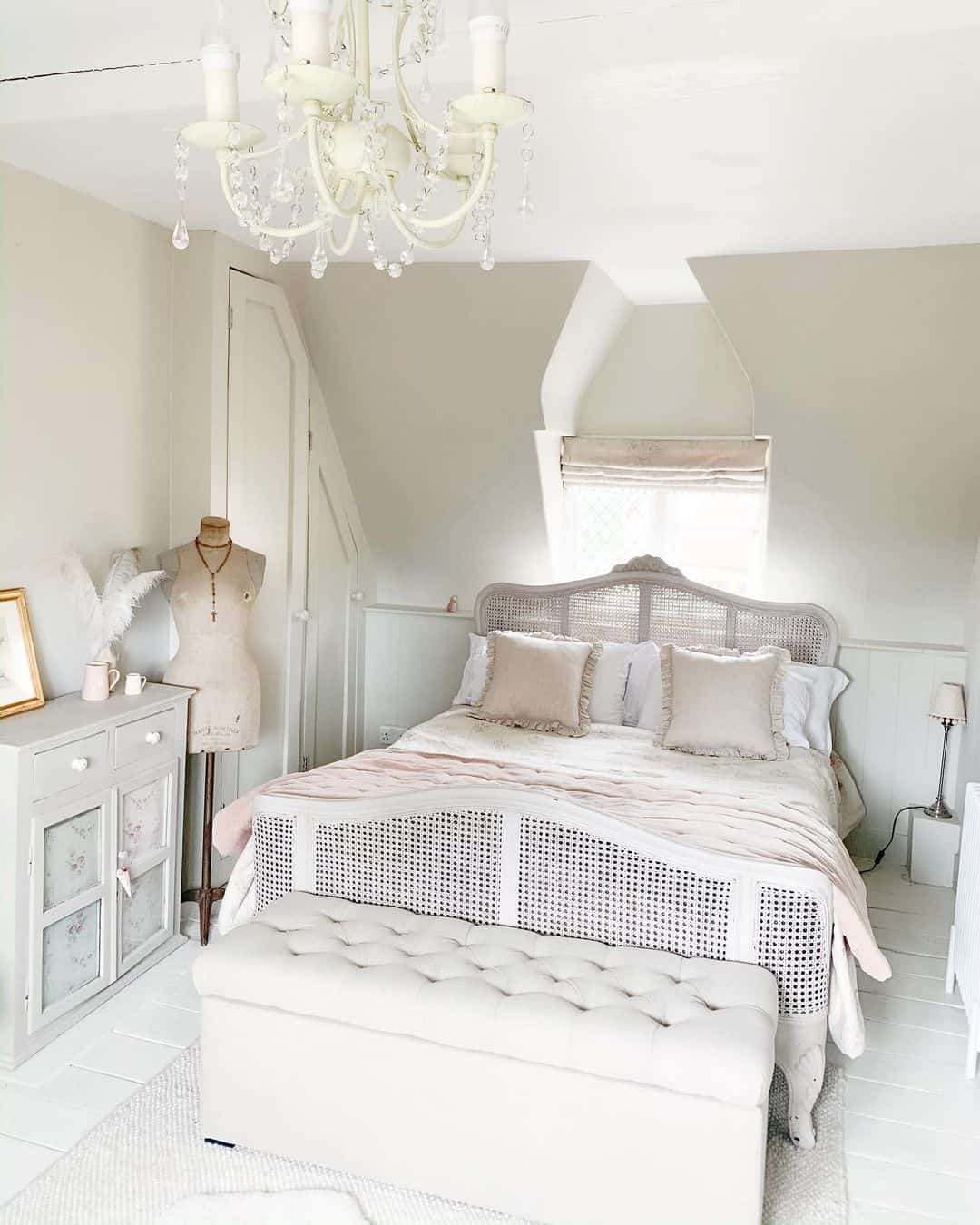 29 White Bedroom Ideas To Refresh Your Sleeping Space